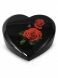 Glasfiber hart urn met rode rozen