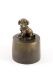 Teckel puppy zittend urn verbronsd