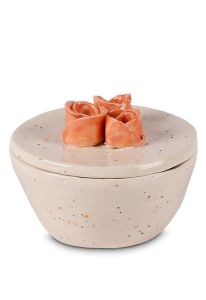 Ivoorkleurige mini urn van keramiek met oranje rozen
