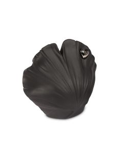 Keramische mini urn zwarte schelp met zilverkleurig hart