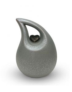 Traandruppel urn met zilveren hart van keramiek