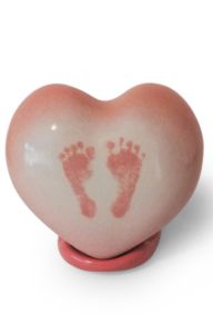 Handgemaakte baby urn hart met voetjes