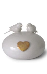 Handgemaakte baby urn met vogeltjes en gouden hartje