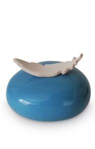 Handgemaakte baby urn 'Veertje' blauw