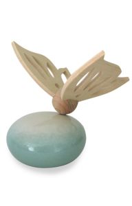 Handgemaakte zacht groene baby urn met houten vlinder