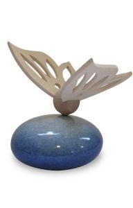 Handgemaakte blauwe baby urn met houten vlinder