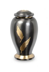 Grijze messing urn met goudkleurige veren