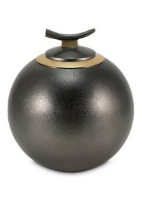 Messing urn met metallic leisteen textuur