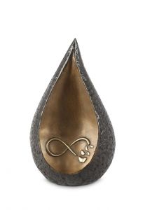 Druppelvormige urn 'Infinity' met vlinders van brons voor buiten