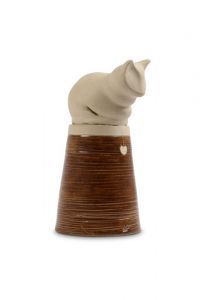 Handgemaakte keramische kattenurn met hartje – bruin