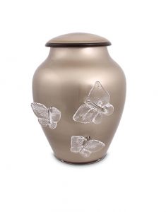 Cappuccinokleurige glazen urn met vlinders