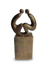 Herinneringsbeeld urn 'Voor elkaar' | As sculpturen vindt u bij URNWINKEL.