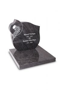 Urnmonument met gesculpteerde roos