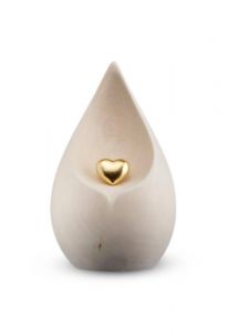 Druppel urn met goudkleurig hartje van onbehandeld lindenhout