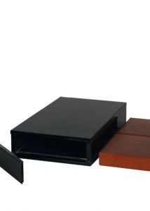 Granieten duo urn als sokkel voor kunstwerk, met 2 houten lades