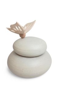 Handgemaakte keramische urn met houten vlinder naturel