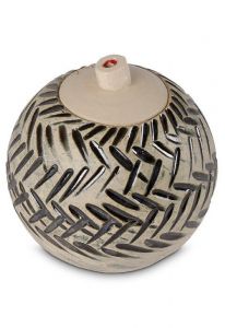 Handgemaakte keramische mini urn met zwarte strepen
