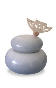 Handgemaakte grijze urn met houten vlinder