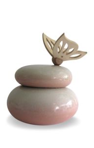 Keramische urn met vlinder