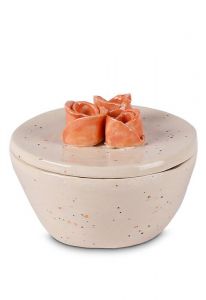 Ivoorkleurige mini urn van keramiek met oranje rozen