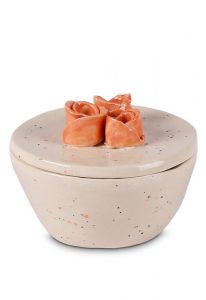 Ivoorkleurige mini urn van keramiek met oranje rozen