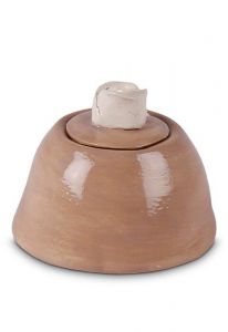 Koffiebruine mini urn van keramiek 'Roos'