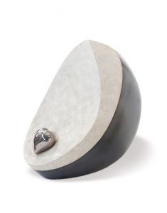 Keramische urn met zilveren hart