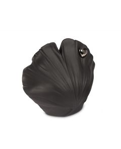 Keramische mini urn zwarte schelp met zilverkleurig hart
