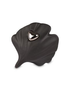 Keramische mini urn zwarte schelp met zilverkleurig hart