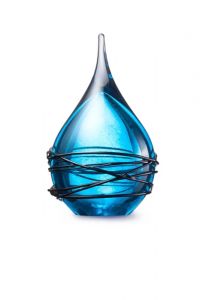 Druppelvormige mini urn van kristalglas 'Swirl' light blue