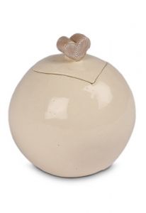 Antiek witte mini urn van keramiek met hartje 'Love'