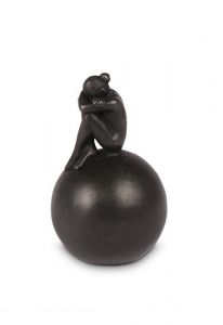 Bronzen mini urn 'Treurend meisje'