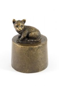 Poes zittend klein urn verbronsd