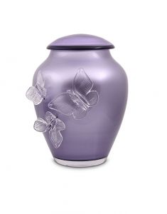 Glazen urn met vlinders lavendelblauw