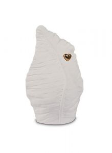 Keramische urn wit blad met goudkleurig hart