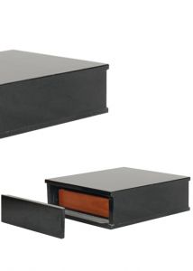 Granieten urn als sokkel voor kunstwerk, met houten lade