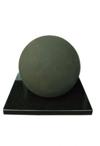 Bronzen urn op graniet