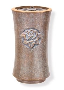 Wandvaas met roos van brons in verschillende kleuren