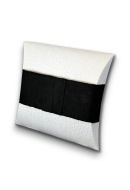 Kleine zee urn voor asverstrooiing op het water - wit met zwarte band