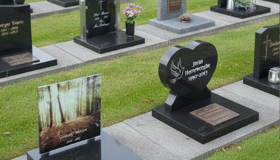 Urnmonument plaatsen, zo doet u dat zorgvuldig en volgens de regels